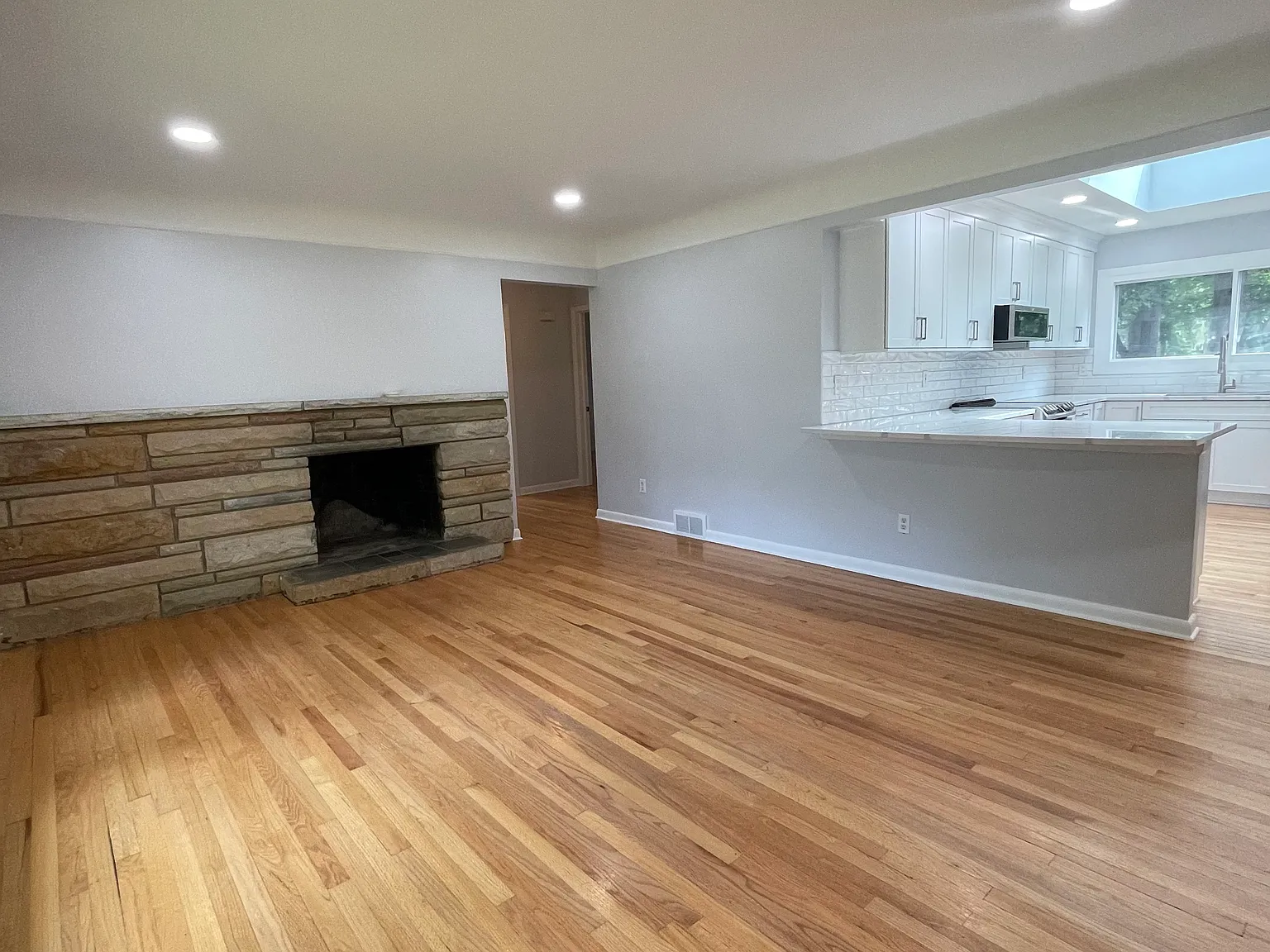 3 bed, 1.5 bath, 3120 sqft, $2,800 — Photo 2