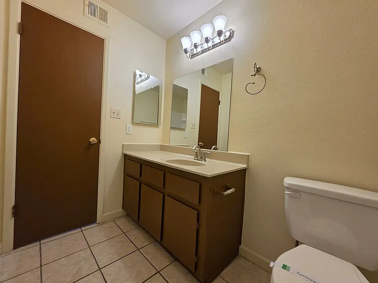 GAU01 627 E Knoll — Photo 15