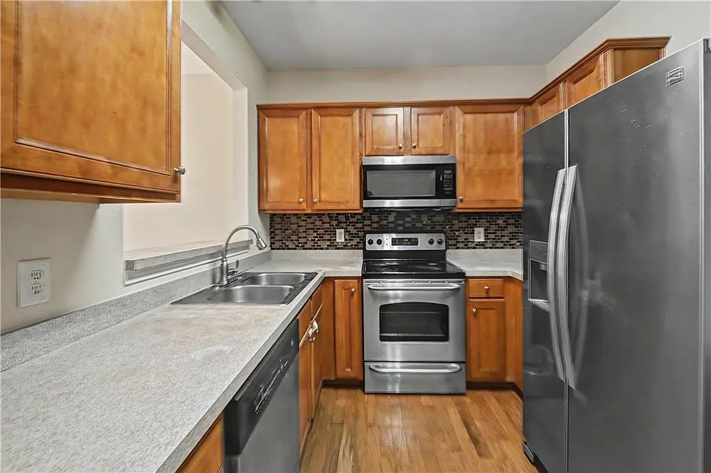 3 bed, 2.5 bath, 1968 sqft, $2,300 — Photo 4