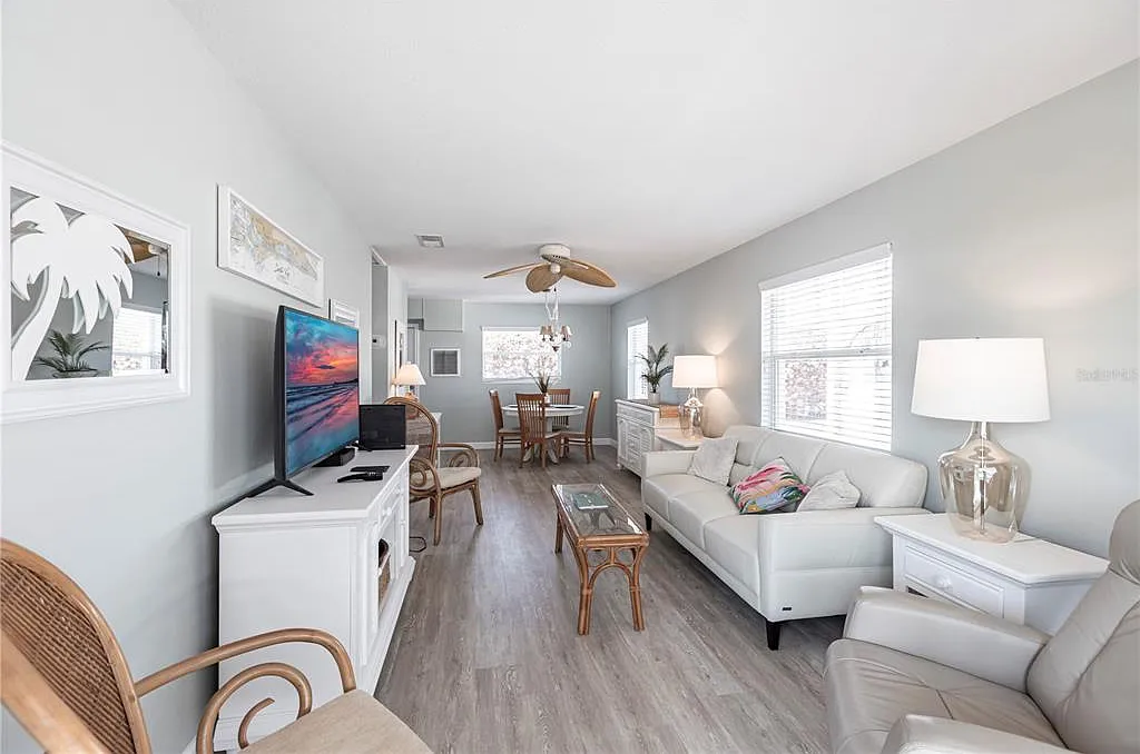 1 bed, 1.0 bath, 696 sqft, $7,470 — Photo 4
