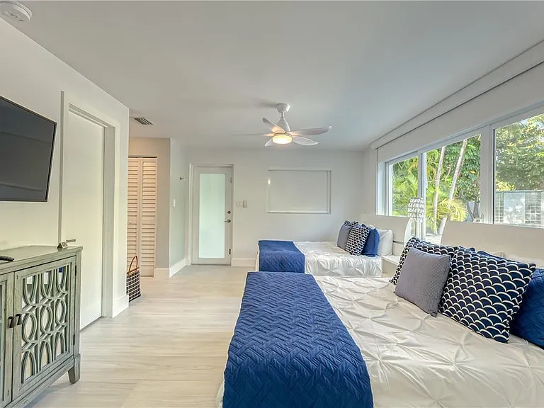 1800 SE Admirals Way — Photo 30