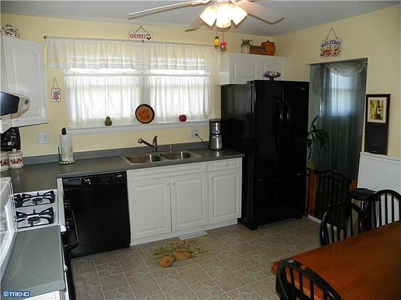 3rd image of 413 Brewster Dr