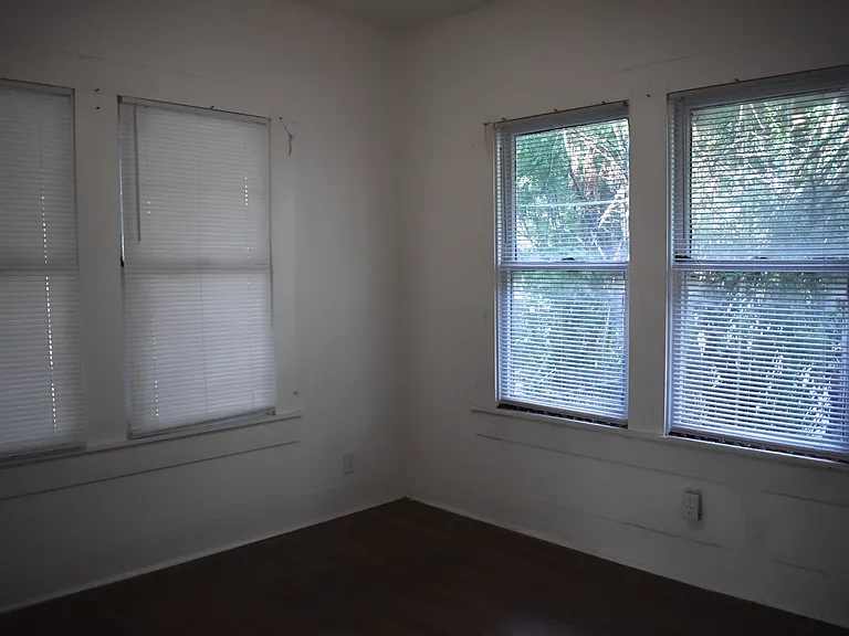 2246 E Houston St — Photo 46