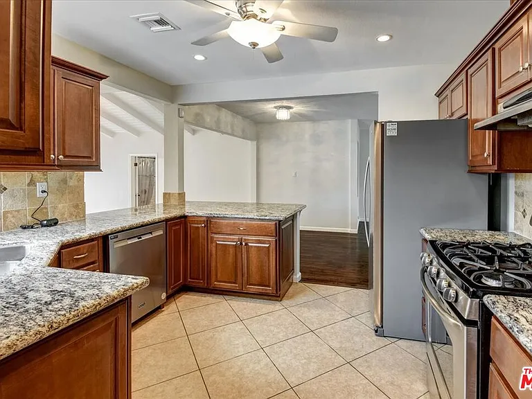 6200 Jamieson Ave — Photo 11