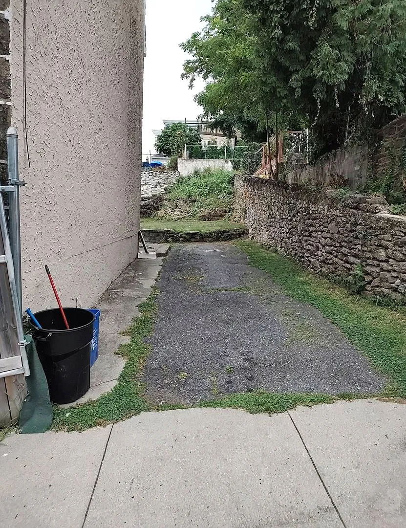 Newly Renovated 3-Bed/2.5-Bath Townhouse in Manayunk! Three Parking Spots Included! — Photo 2
