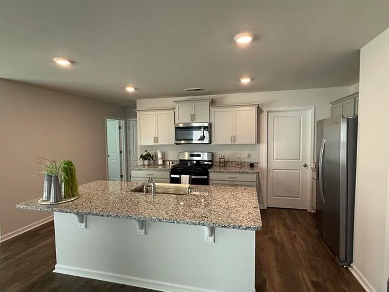 1883 Bridle Ln — Photo 3