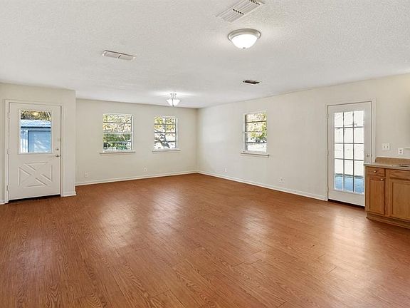 3rd image of 108 Little John St