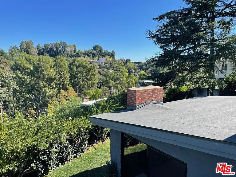 15434 Mulholland Dr — Photo 22