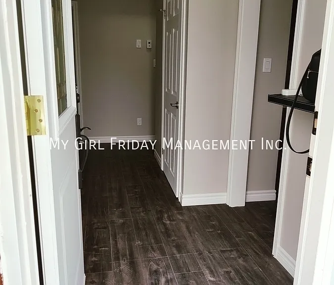 10 Hudson Cres #1 — Photo 2