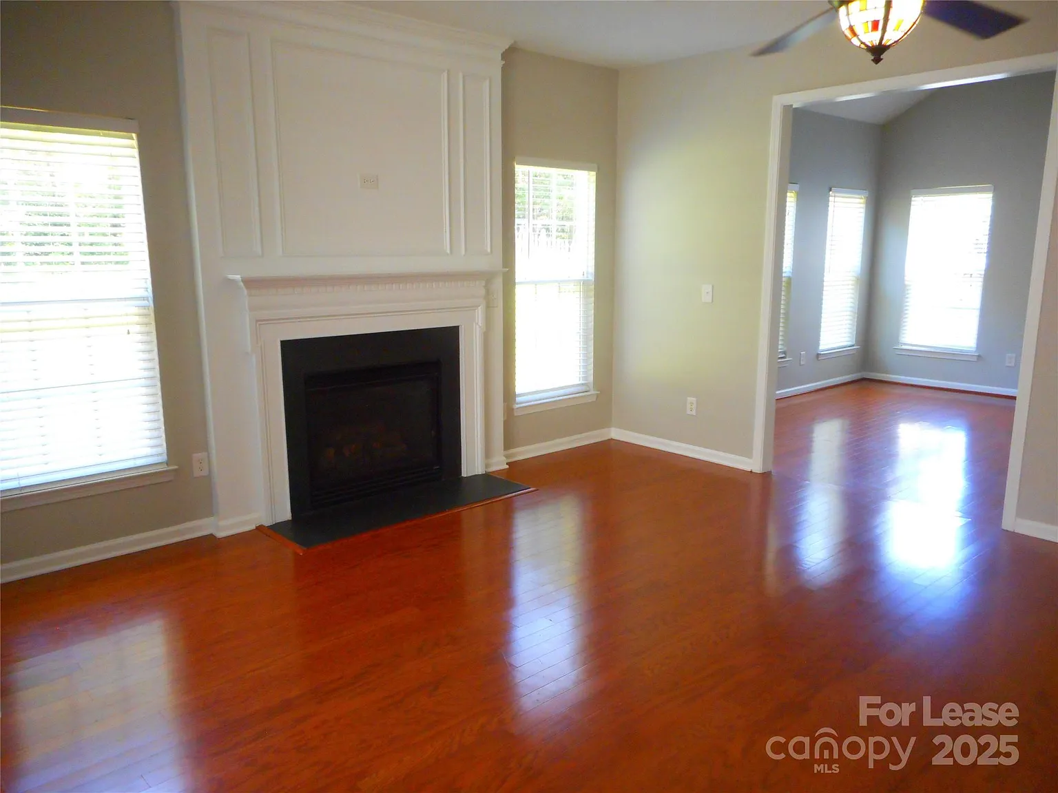 3 bed, 2.5 bath, 2372 sqft, $2,175 — Photo 4