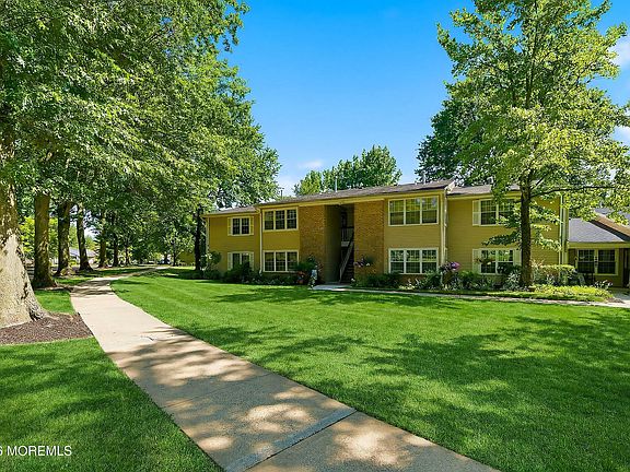 2nd image of 11 Boxwood Terrace #247