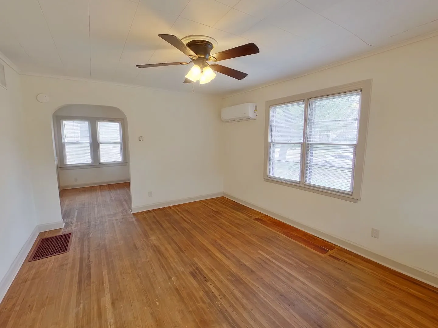 1 BR Apartment - Hardwood Floors — Photo 2