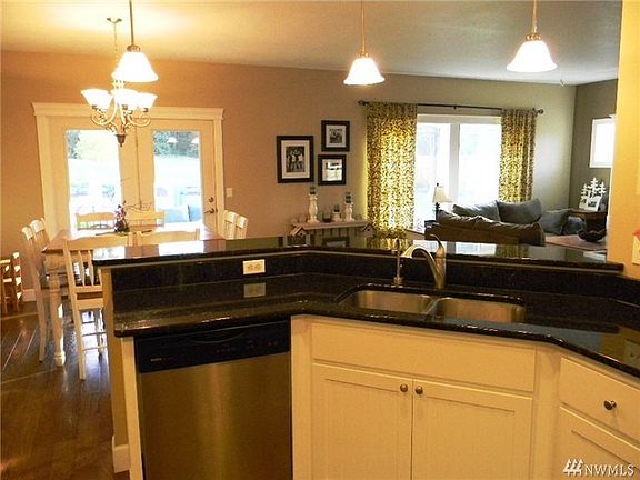 Open and inviting... Enjoy your guests or family in a natural sunlit space!