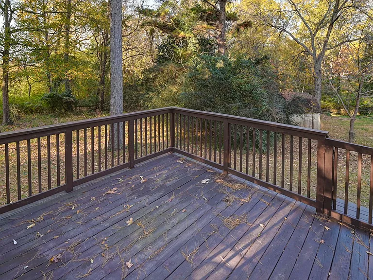 100 Woodspur Rd — Photo 3