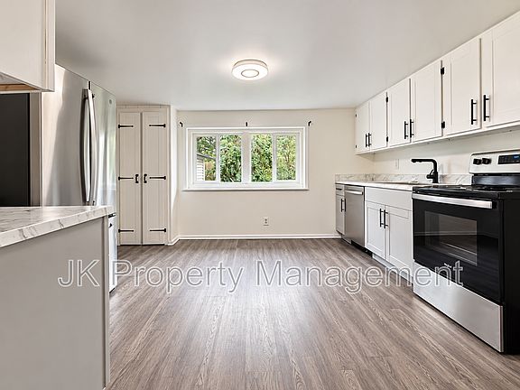 3rd image of 720 9th Ave SW