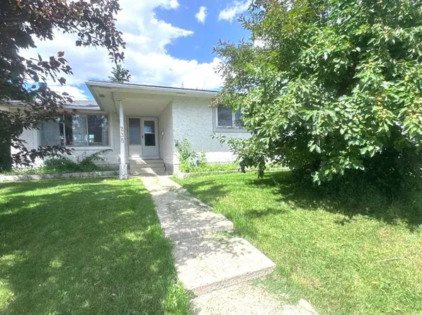 235 S Penbrooke Close SE, Calgary, AB T2A 3N9