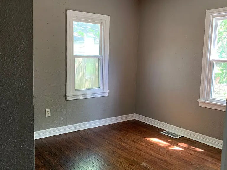 2412 W Lincoln St — Photo 6