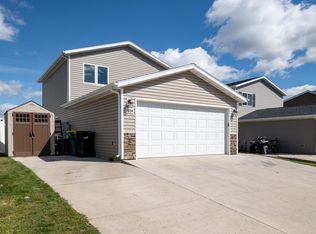 1054 Madison Ln, Bismarck, ND 58503