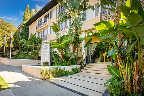 Brentwood Crown Towers Photo 1