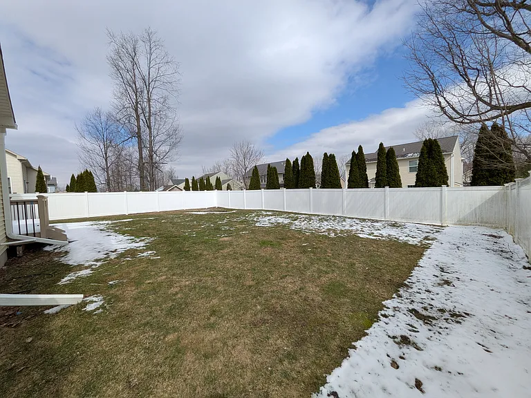412 McClennan Dr — Photo 32