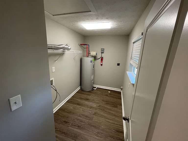Six Mile Lane Apartments — Photo 15