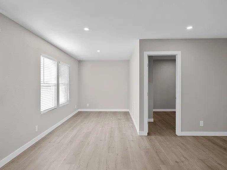 Sunset Cliffs Apartments — Photo 15
