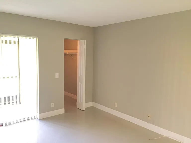 808 Meadows Cir #808 — Photo 8