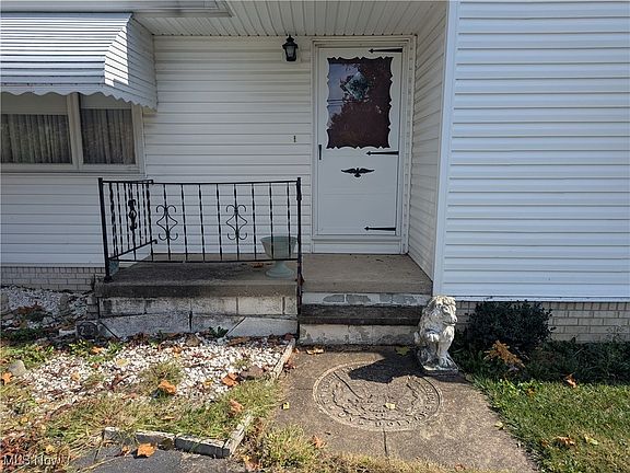 5th image of 285 Cove Beach Ave