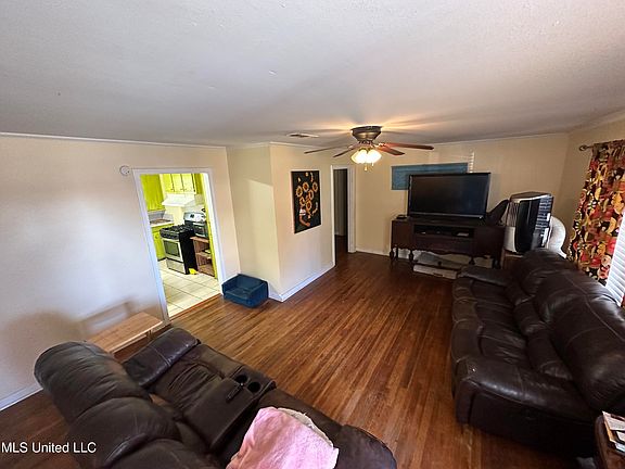 2nd image of 2049 Eleanor St