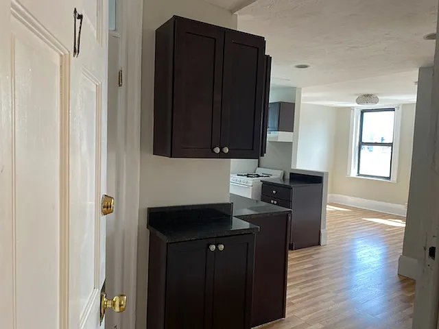 220 Hanover St #15 — Photo 16