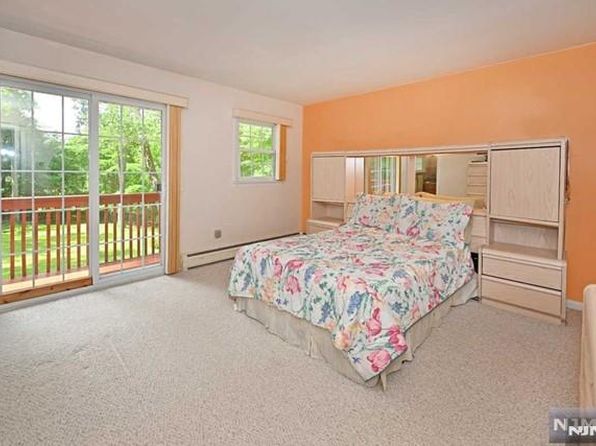 18 Coach Ln, Saddle River, NJ 07458