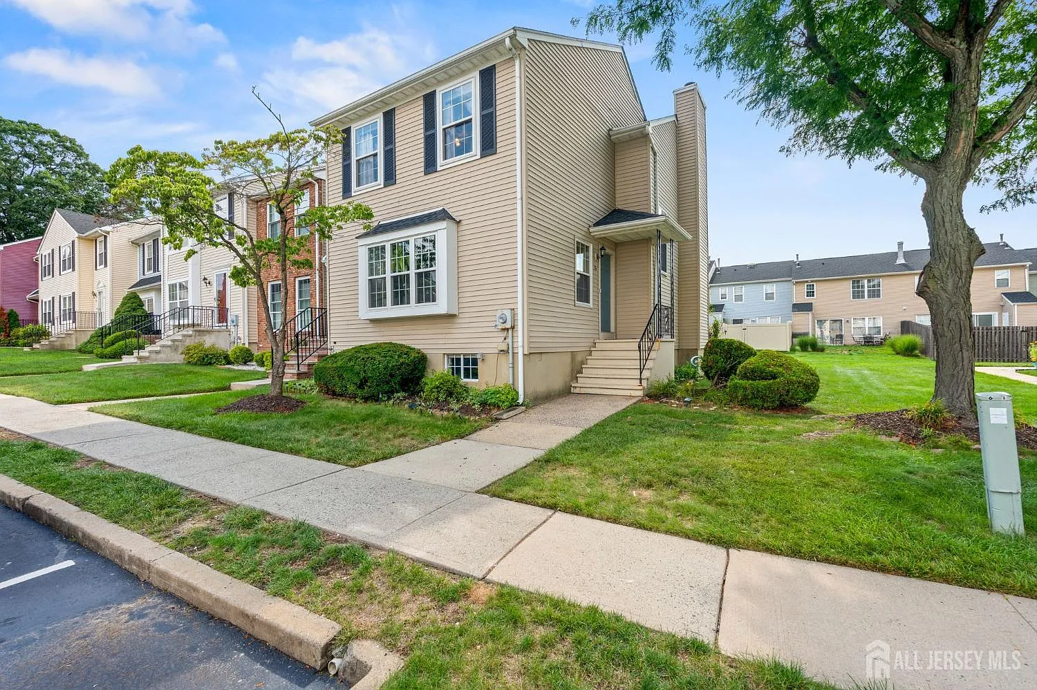 3 bed, 2.5 bath, 1406 sqft, $3,150 — Photo 3