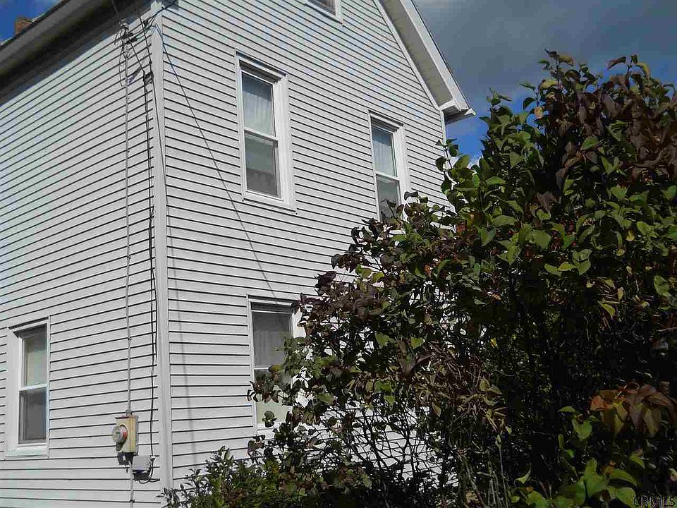 2nd image of 28 John St