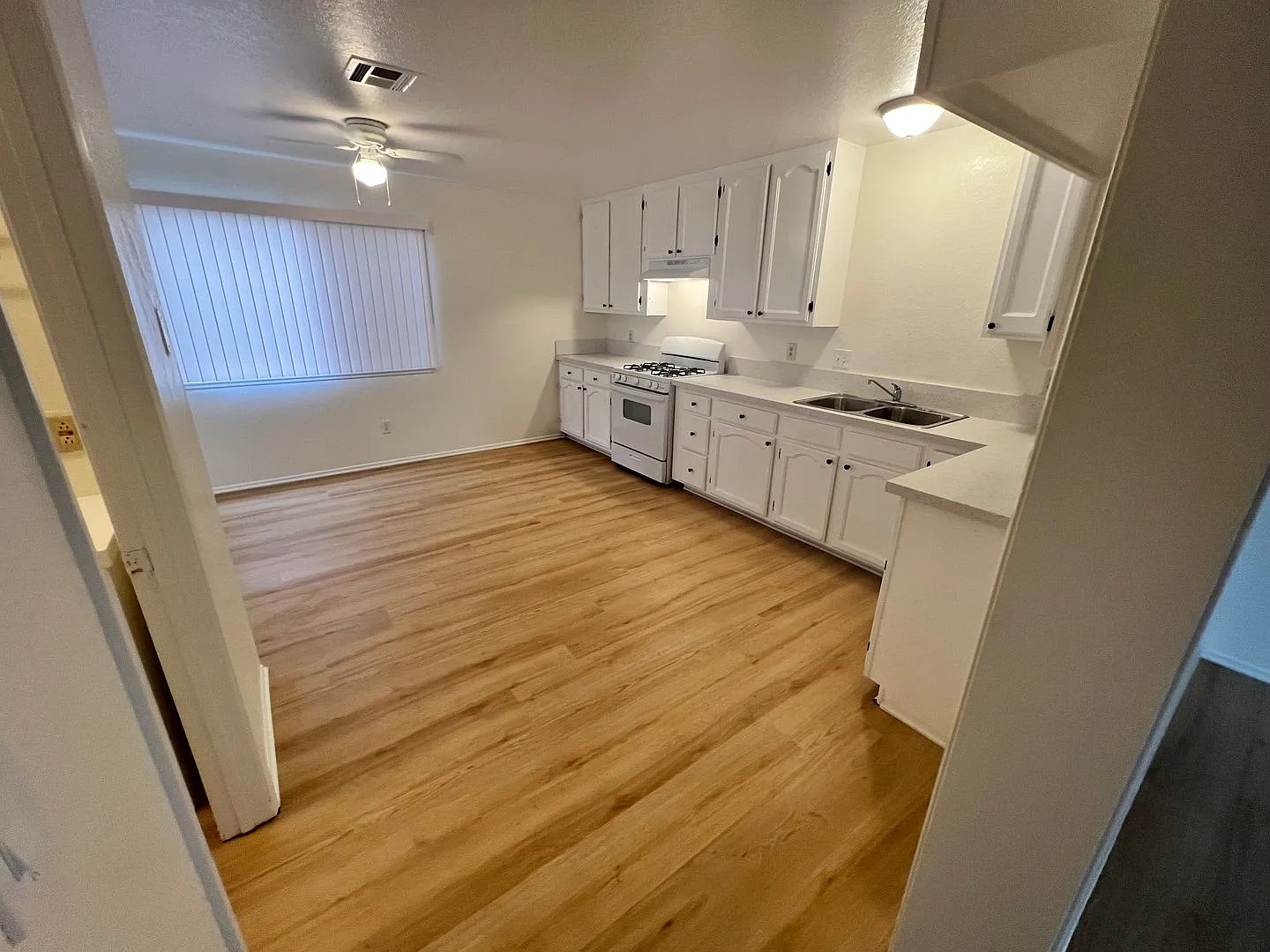 B- 5-Unit 8748-8754 1/2 Cedar Street — Photo 4