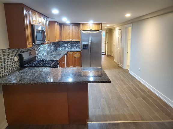 3rd image of 2503 W Walton St