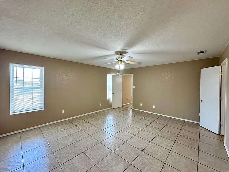 4404 Waterside Dr — Photo 18
