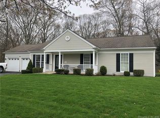 17 Beechwood Dr #B10, Waterford, CT 06385