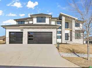 21056 Howe St, Elkhorn, NE 68022