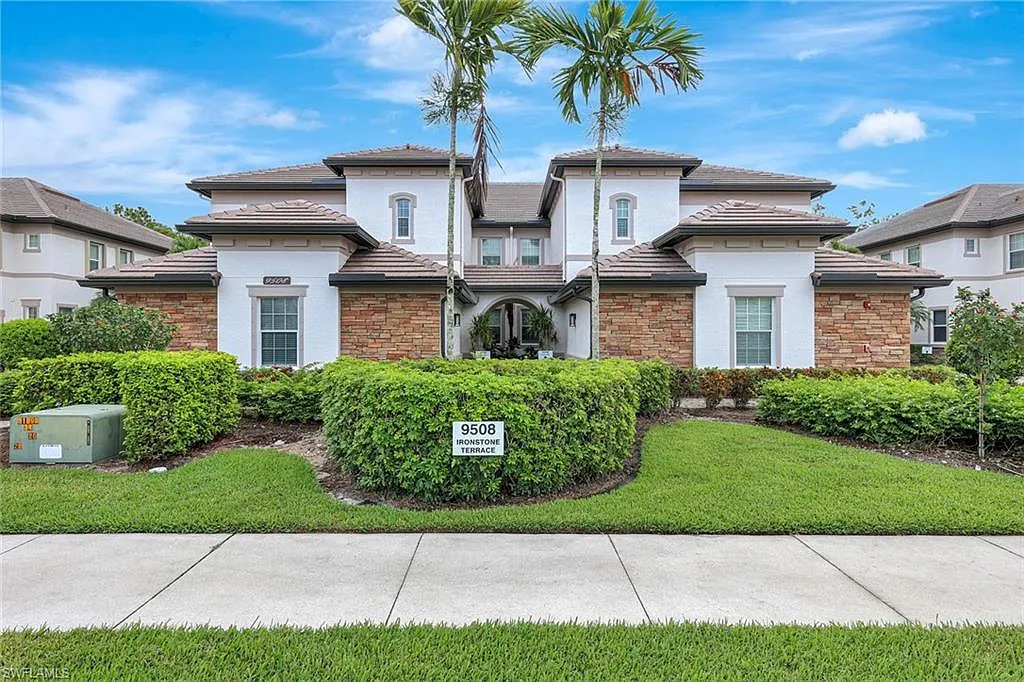 3 bed, 2.5 bath, 2297 sqft, $4,500 — Photo 2