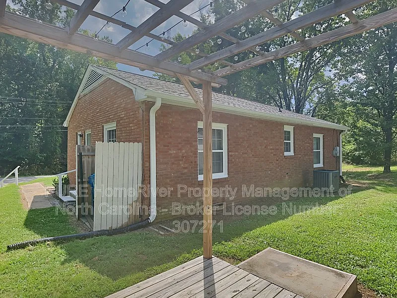 2 bed, 1.0 bath, 936 sqft, $1,375 — Photo 2