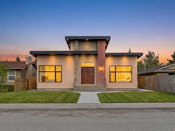 43 W Lake Wapta Rise SE, Calgary, AB T2J 2N1