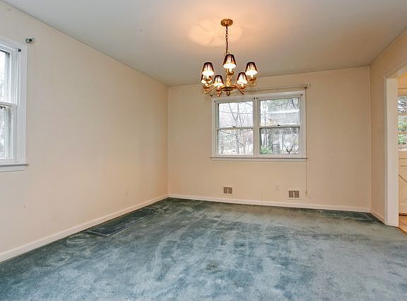 4th image of 8 Sackett Dr