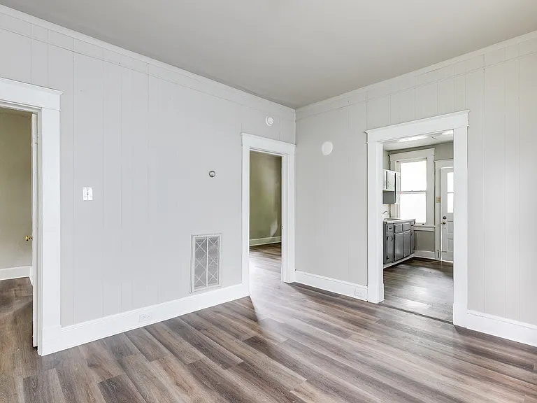 215 E 35th St — Photo 20