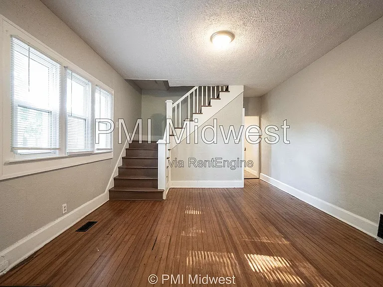 411 W 40th St — Photo 5