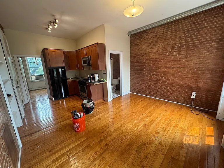 213 E King St #5 — Photo 5