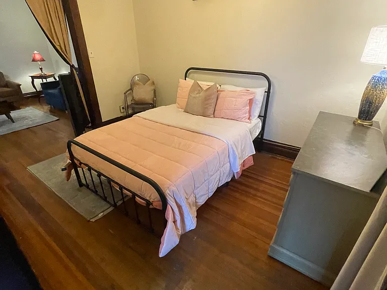 215 E 18th St #4 — Photo 7