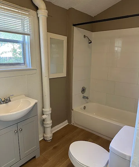 1587 Scranton Ave #B — Photo 5