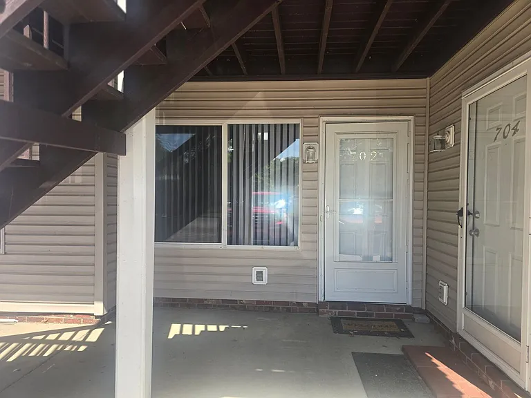 702 Westbrook Ct — Photo 2