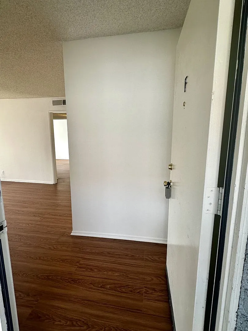 Building Photo - 445 E Tujunga Ave