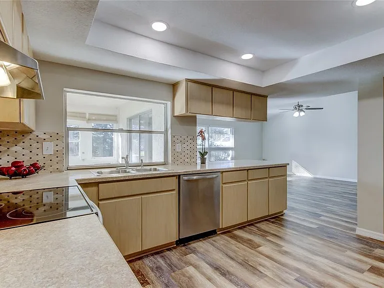 7926 Foxwood Dr — Photo 4